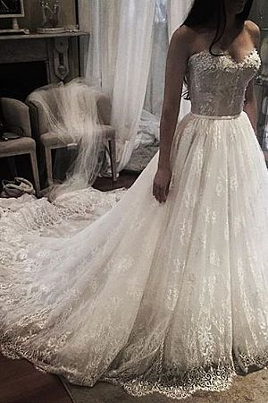 Latest Lace Appliqued Wedding Dress with Chapel Train