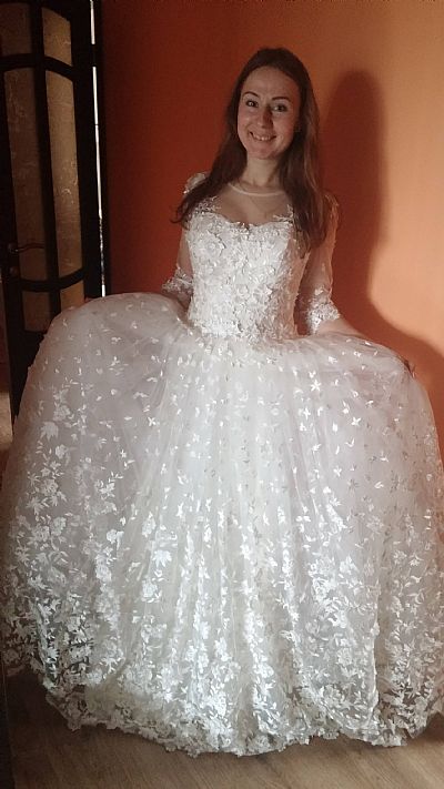 Delicate Lace Appliqued Wedding Dress with 3/4 Sleeves