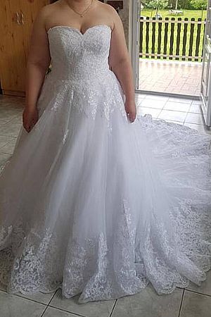 Plus Size Lace Wedding Gowns with Sweetheart Neckline