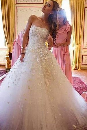 Stunning Strapless A-Line Tulle Wedding Dress with Flowers