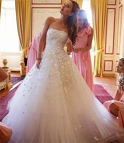 Stunning Strapless A-Line Tulle Wedding Dress with Flowers